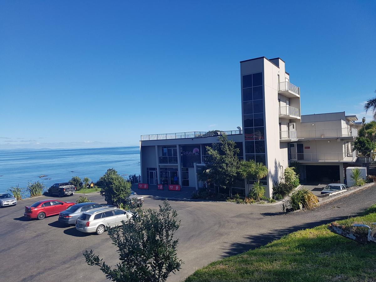 Te Kaha Beach Hotel מראה חיצוני תמונה